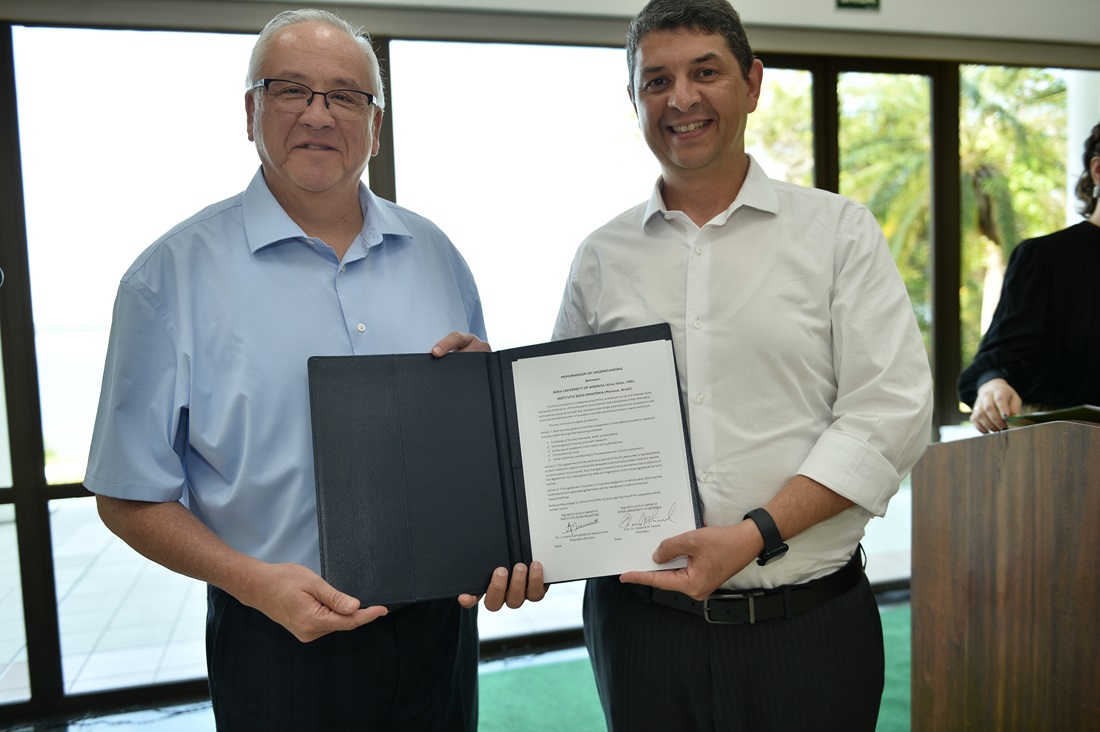 O termo de cooperação entre o Instituto Soka Amazônia e a Soka University of America foi assinado no encerramento das comemorações de 10 anos. Foto: Editora Brasil Seikyo